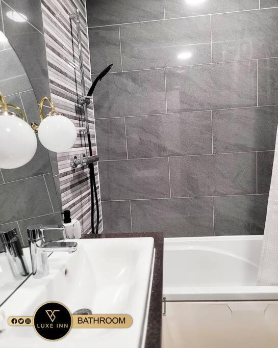 Luxury, 4 Bedroom House, Free Parking, 博勒姆伍德 外观 照片